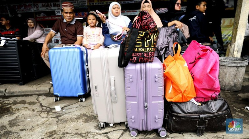 Calon penumpang saat menunggu bus di Terminal Bayangan Pondok Pinang, Jakarta Selatan, Senin (22/12/2025). (CNBC Indonesia/Tri Susilo)