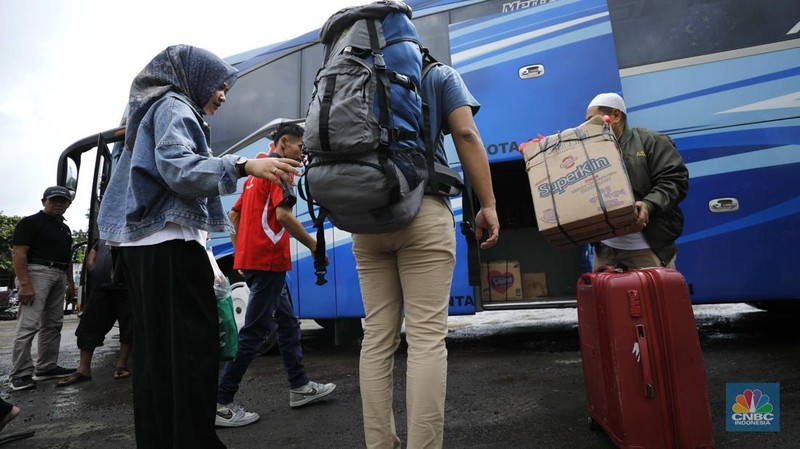 Calon penumpang saat menunggu bus di Terminal Bayangan Pondok Pinang, Jakarta Selatan, Senin (22/12/2025). (CNBC Indonesia/Tri Susilo)