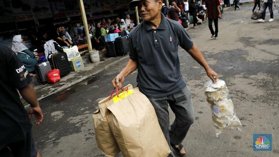 Calon penumpang saat menunggu bus di Terminal Bayangan Pondok Pinang, Jakarta Selatan, Senin (22/12/2025). (CNBC Indonesia/Tri Susilo)