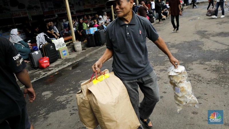Calon penumpang saat menunggu bus di Terminal Bayangan Pondok Pinang, Jakarta Selatan, Senin (22/12/2025). (CNBC Indonesia/Tri Susilo)