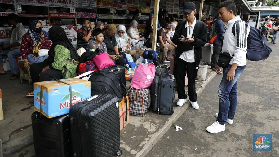 Calon penumpang saat menunggu bus di Terminal Bayangan Pondok Pinang, Jakarta Selatan, Senin (22/12/2025). (CNBC Indonesia/Tri Susilo)