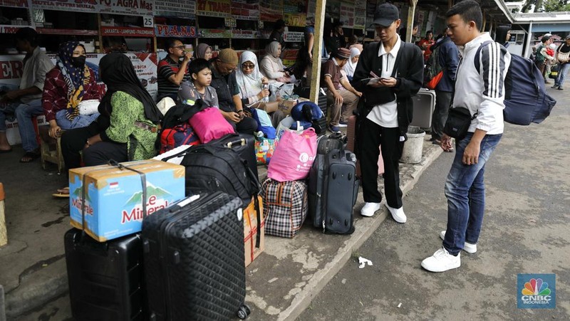Calon penumpang saat menunggu bus di Terminal Bayangan Pondok Pinang, Jakarta Selatan, Senin (22/12/2025). (CNBC Indonesia/Tri Susilo)