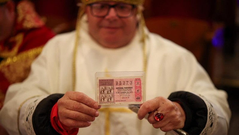 Workers operate the lottery machine, on the day of Spain's Christmas lottery 