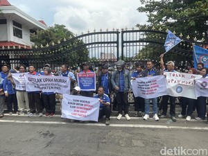 Buruh Pati Demo Kantor Bupati Sudewo Minta UMK Naik Jadi Rp 2,5 Juta