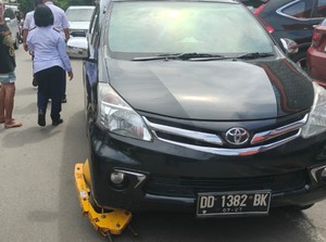 Dishub Makassar Gembok Mobil Parkir di Bahu Jalan Depan Toko Alaska