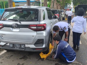 20 Mobil Parkir Sembarangan di Riburane-Ahmad Yani Makassar Digembok Dishub