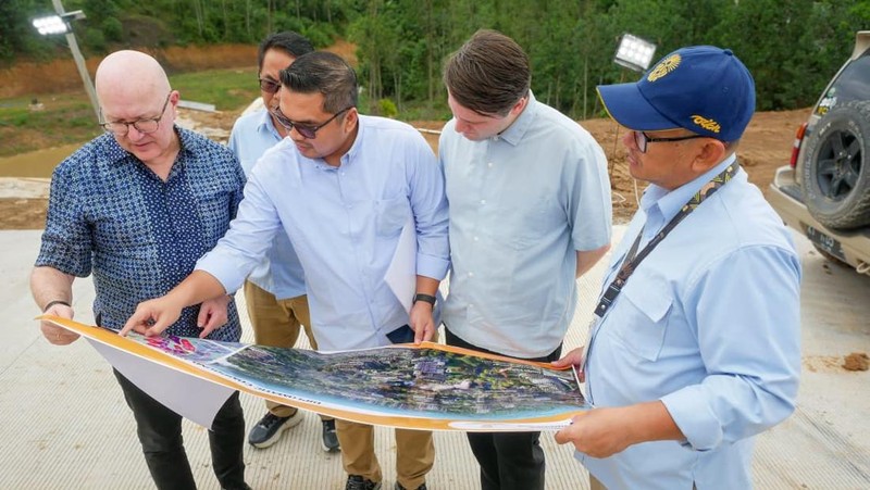 Duta Besar Belgia untuk Indonesia, H.E. Frank Leon L. Felix, melakukan kunjungan langsung ke sejumlah proyek strategis IKN pada 15&ndash;16 Desember 2025 guna menjajaki peluang kolaborasi lintas negara. (Dok. ikn.go.id)