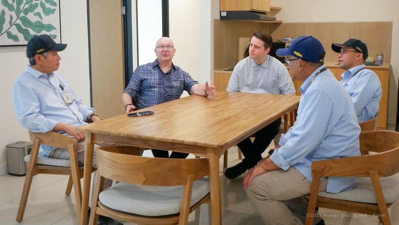 Duta Besar Belgia untuk Indonesia, H.E. Frank Leon L. Felix, melakukan kunjungan langsung ke sejumlah proyek strategis IKN pada 15&ndash;16 Desember 2025 guna menjajaki peluang kolaborasi lintas negara. (Dok. ikn.go.id)