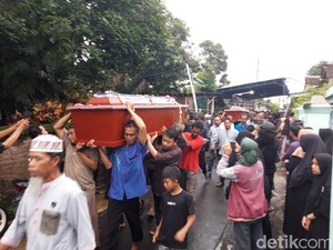 Bapak-Anak Boyolali Korban Laka Maut Bus Cahaya Trans Dimakamkan 1 Liang