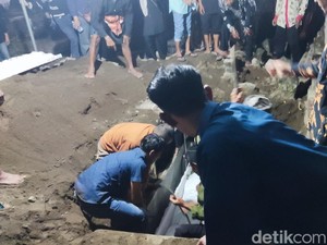 Ibu-Anak Asal Sleman Korban Laka Maut Bus Cahaya Trans Dimakamkan 1 Liang