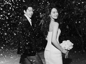 Kim Woo Bin & Shin Min Ah Honeymoon di Spanyol, Tampil Serasi Saat Shopping