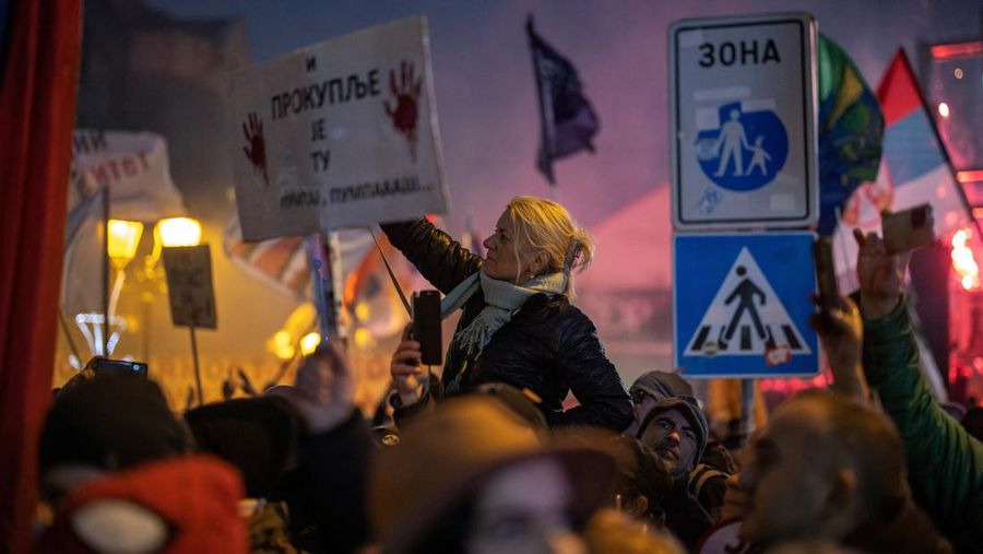 Mahasiswa dan warga menghadiri protes terkait dugaan tekanan pemerintah terhadap Universitas Negeri Novi Pazar di Serbia Minggu (21/12/2025). (REUTERS/Marko Djurica)