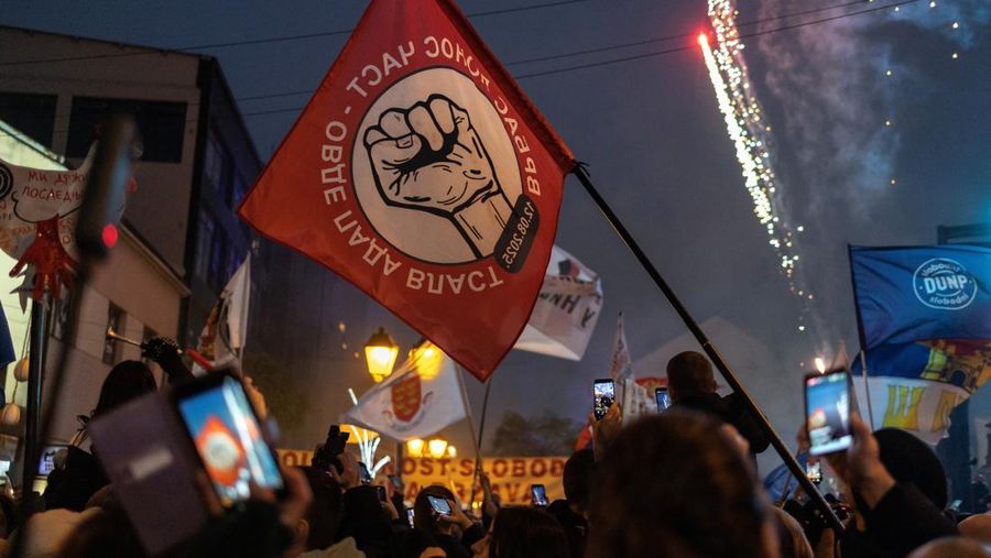 Mahasiswa dan warga menghadiri protes terkait dugaan tekanan pemerintah terhadap Universitas Negeri Novi Pazar di Serbia Minggu (21/12/2025). (REUTERS/Marko Djurica)