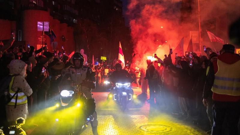 Mahasiswa dan warga menghadiri protes terkait dugaan tekanan pemerintah terhadap Universitas Negeri Novi Pazar di Serbia Minggu (21/12/2025). (REUTERS/Marko Djurica)