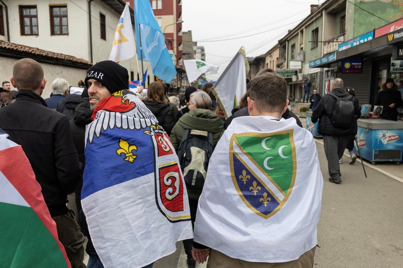 Mahasiswa dan warga menghadiri protes terkait dugaan tekanan pemerintah terhadap Universitas Negeri Novi Pazar di Serbia Minggu (21/12/2025). (REUTERS/Marko Djurica)