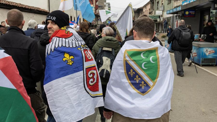 Mahasiswa dan warga menghadiri protes terkait dugaan tekanan pemerintah terhadap Universitas Negeri Novi Pazar di Serbia Minggu (21/12/2025). (REUTERS/Marko Djurica)