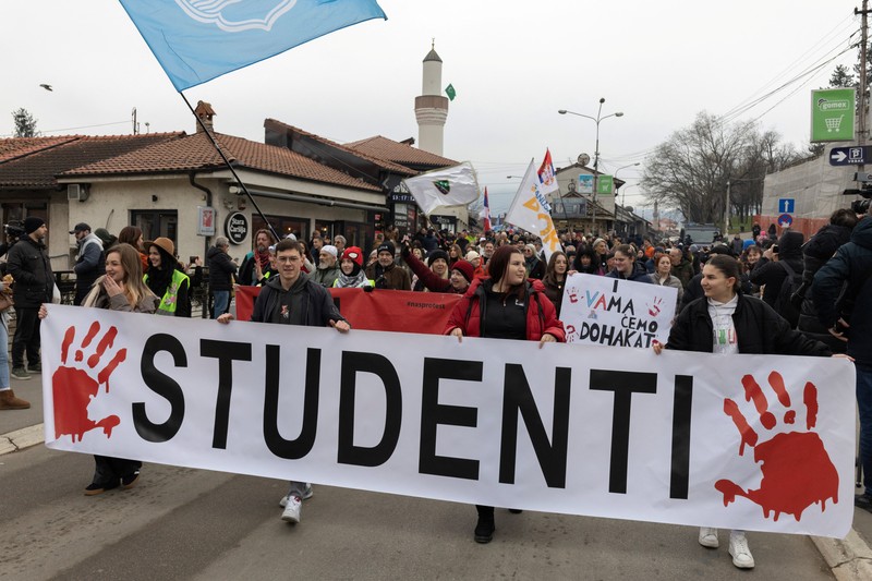 Mahasiswa dan warga menghadiri protes terkait dugaan tekanan pemerintah terhadap Universitas Negeri Novi Pazar di Serbia Minggu (21/12/2025). (REUTERS/Marko Djurica)