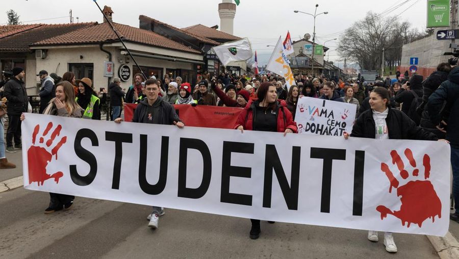 Mahasiswa dan warga menghadiri protes terkait dugaan tekanan pemerintah terhadap Universitas Negeri Novi Pazar di Serbia Minggu (21/12/2025). (REUTERS/Marko Djurica)