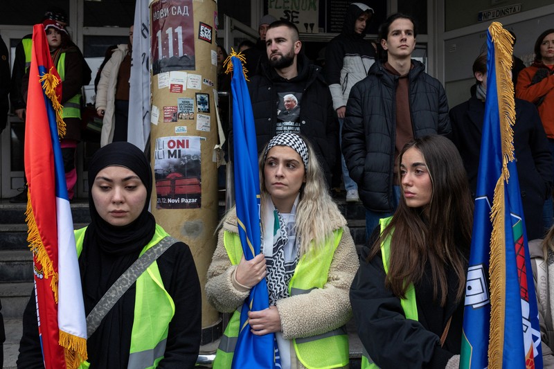 Mahasiswa dan warga menghadiri protes terkait dugaan tekanan pemerintah terhadap Universitas Negeri Novi Pazar di Serbia Minggu (21/12/2025). (REUTERS/Marko Djurica)