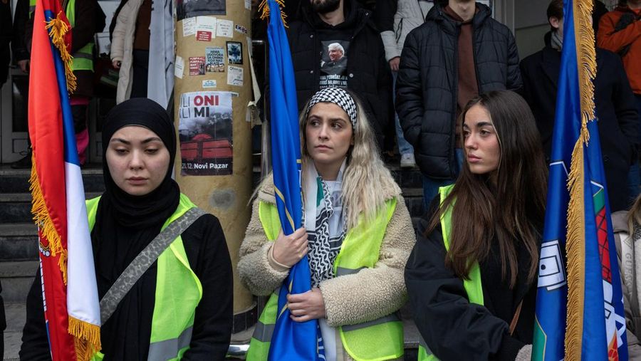 Mahasiswa dan warga menghadiri protes terkait dugaan tekanan pemerintah terhadap Universitas Negeri Novi Pazar di Serbia Minggu (21/12/2025). (REUTERS/Marko Djurica)