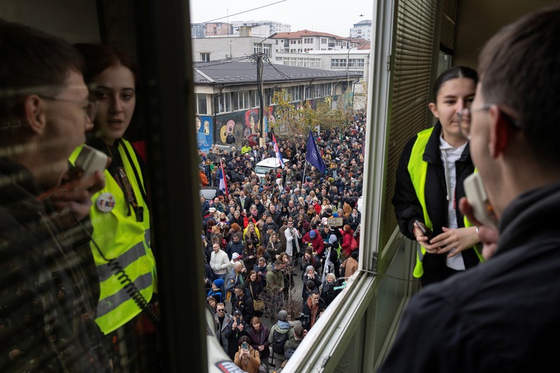 Mahasiswa dan warga menghadiri protes terkait dugaan tekanan pemerintah terhadap Universitas Negeri Novi Pazar di Serbia Minggu (21/12/2025). (REUTERS/Marko Djurica)