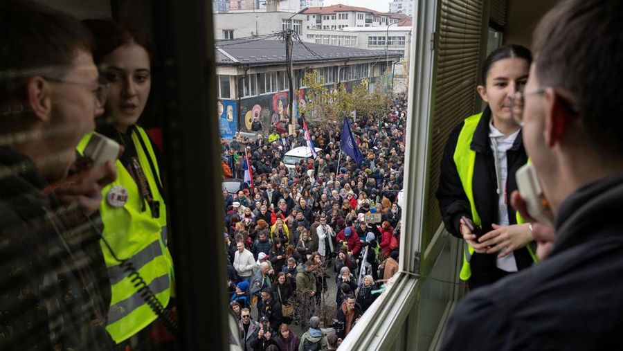 Mahasiswa dan warga menghadiri protes terkait dugaan tekanan pemerintah terhadap Universitas Negeri Novi Pazar di Serbia Minggu (21/12/2025). (REUTERS/Marko Djurica)