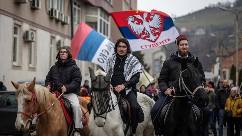 Mahasiswa dan warga menghadiri protes terkait dugaan tekanan pemerintah terhadap Universitas Negeri Novi Pazar di Serbia Minggu (21/12/2025). (REUTERS/Marko Djurica)