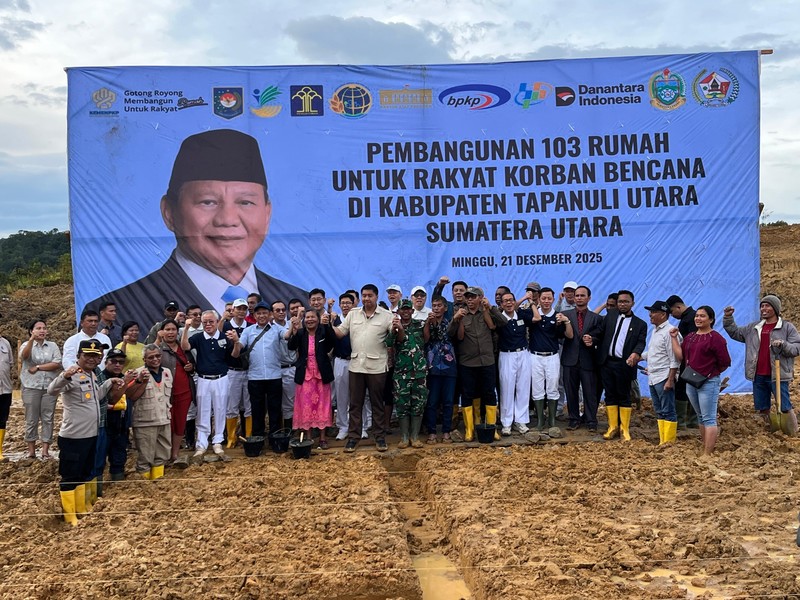 Pekerja tengah menyelesaikan satu unit huntara di Kecamatan Adiankoting, Tapanuli Utara pada Minggu (21/12). (Dok BNPB)