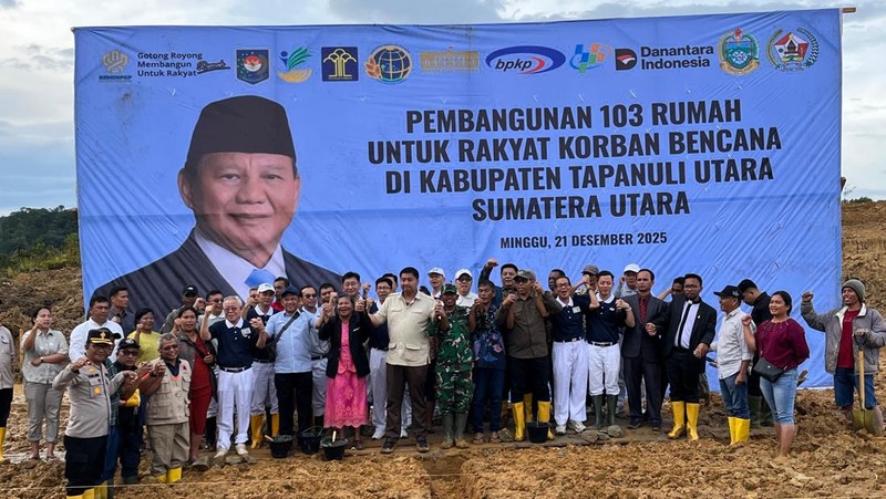 Pekerja tengah menyelesaikan satu unit huntara di Kecamatan Adiankoting, Tapanuli Utara pada Minggu (21/12). (Dok BNPB)