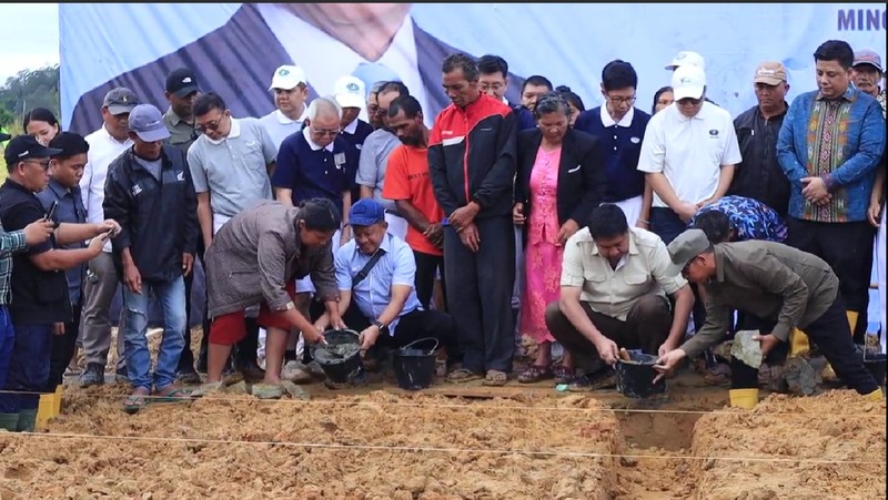 Pekerja tengah menyelesaikan satu unit huntara di Kecamatan Adiankoting, Tapanuli Utara pada Minggu (21/12). (Dok BNPB)