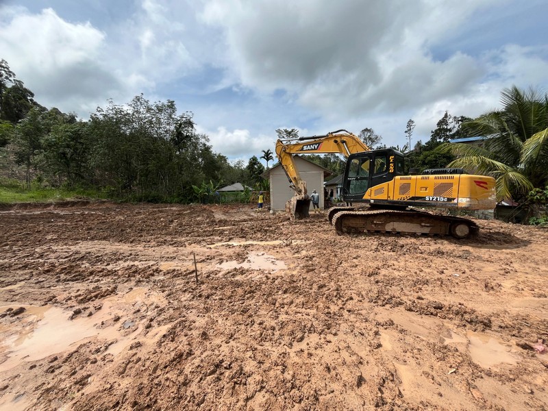 Pekerja tengah menyelesaikan satu unit huntara di Kecamatan Adiankoting, Tapanuli Utara pada Minggu (21/12). (Dok BNPB)