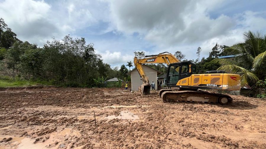 Pekerja tengah menyelesaikan satu unit huntara di Kecamatan Adiankoting, Tapanuli Utara pada Minggu (21/12). (Dok BNPB)