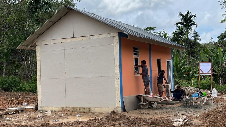 Pekerja tengah menyelesaikan satu unit huntara di Kecamatan Adiankoting, Tapanuli Utara pada Minggu (21/12). (Dok BNPB)