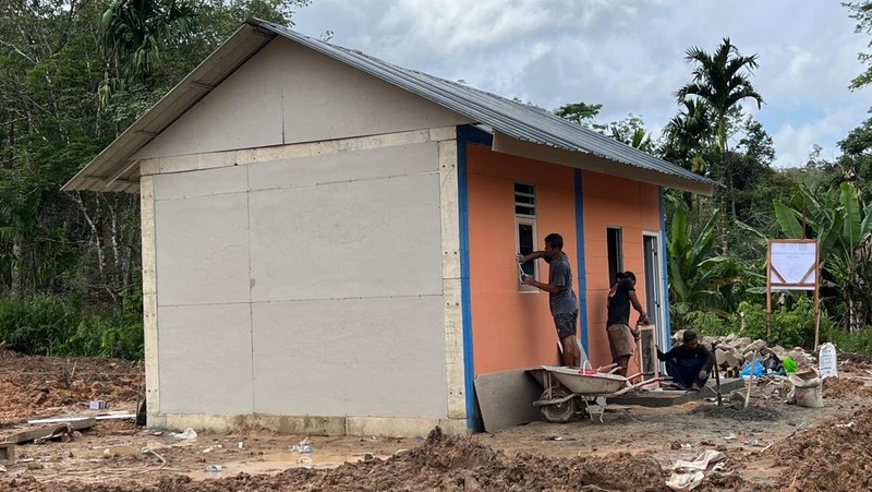 Pekerja tengah menyelesaikan satu unit huntara di Kecamatan Adiankoting, Tapanuli Utara pada Minggu (21/12). (Dok BNPB)