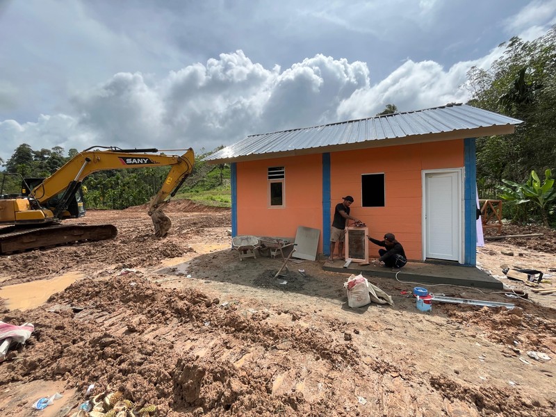 Pekerja tengah menyelesaikan satu unit huntara di Kecamatan Adiankoting, Tapanuli Utara pada Minggu (21/12). (Dok BNPB)
