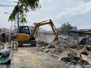 38 Bangunan Liar Sepanjang Jalan Akses UI Depok Dibongkar