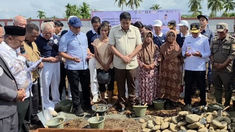Peletakan batu pertama hunian tetap yang dilakukan Menteri Perumahan dan Kawasan Permukiman Maruarar Sirait bersama Yayasan Buddha Tzu Chi di Tapanuli Tengah, Sumatra Utara, Minggu (21/12/2025). (Instagram/maruararsirait)