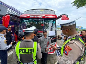 Satlantas Polres Lamongan Ramp Check Bus Wisata Jelang Libur Nataru