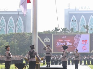 Polda Jatim Gelar Upacara Hari Ibu, Tegaskan Perempuan Motor Perubahan