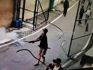 Video Ketika Aksi Tawuran Dibubarkan dengan Timpukan Galon