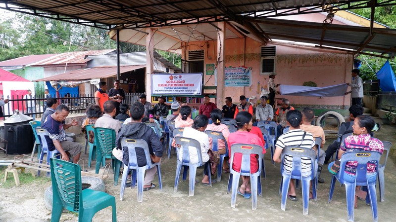 Pekerja tengah menyelesaikan satu unit huntara di Kecamatan Adiankoting, Tapanuli Utara pada Minggu (21/12). (Dok BNPB)