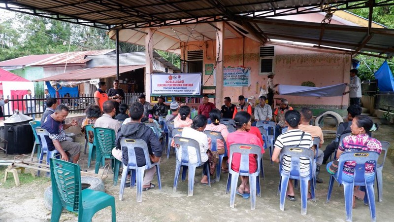 Pekerja tengah menyelesaikan satu unit huntara di Kecamatan Adiankoting, Tapanuli Utara pada Minggu (21/12). (Dok BNPB)