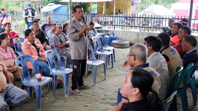 Pekerja tengah menyelesaikan satu unit huntara di Kecamatan Adiankoting, Tapanuli Utara pada Minggu (21/12). (Dok BNPB)