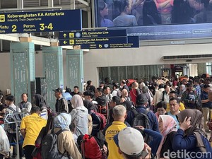 Video Stasiun Pasar Senen Dipadati Penumpang