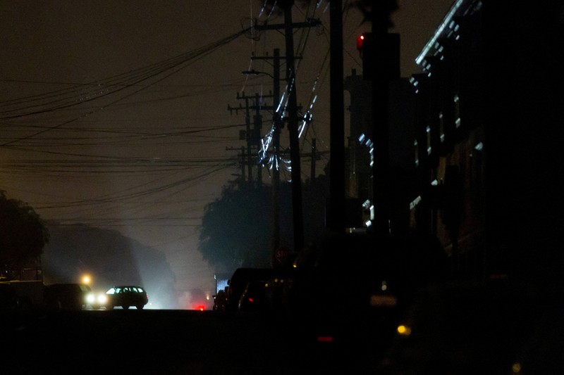 Suasana saat pemadaman listrik yang memengaruhi sekitar 130.000 penduduk, menurut Pacific Gas and Electric Company, di San Francisco, California, Amerika Serikat (AS), inggu (21/12/2025). (REUTERS/Carlos Barria)