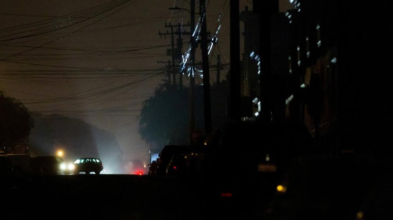 Suasana saat pemadaman listrik yang memengaruhi sekitar 130.000 penduduk, menurut Pacific Gas and Electric Company, di San Francisco, California, Amerika Serikat (AS), inggu (21/12/2025). (REUTERS/Carlos Barria)