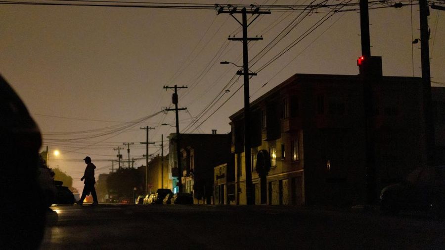 Suasana saat pemadaman listrik yang memengaruhi sekitar 130.000 penduduk, menurut Pacific Gas and Electric Company, di San Francisco, California, Amerika Serikat (AS), inggu (21/12/2025). (REUTERS/Carlos Barria)