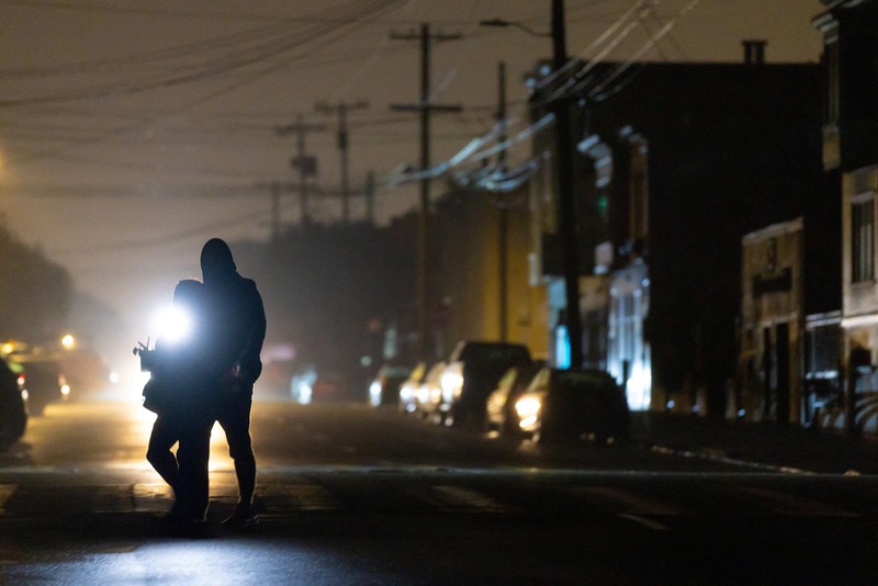Suasana saat pemadaman listrik yang memengaruhi sekitar 130.000 penduduk, menurut Pacific Gas and Electric Company, di San Francisco, California, Amerika Serikat (AS), inggu (21/12/2025). (REUTERS/Carlos Barria)