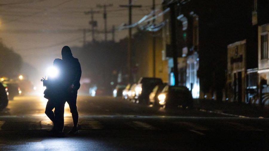 Suasana saat pemadaman listrik yang memengaruhi sekitar 130.000 penduduk, menurut Pacific Gas and Electric Company, di San Francisco, California, Amerika Serikat (AS), inggu (21/12/2025). (REUTERS/Carlos Barria)