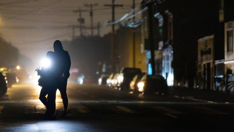 Suasana saat pemadaman listrik yang memengaruhi sekitar 130.000 penduduk, menurut Pacific Gas and Electric Company, di San Francisco, California, Amerika Serikat (AS), inggu (21/12/2025). (REUTERS/Carlos Barria)